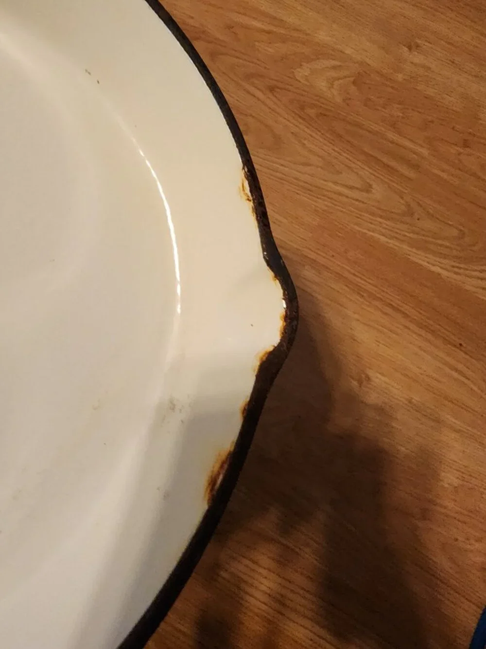 Round enameled cast iron skillet 10 inches with handle